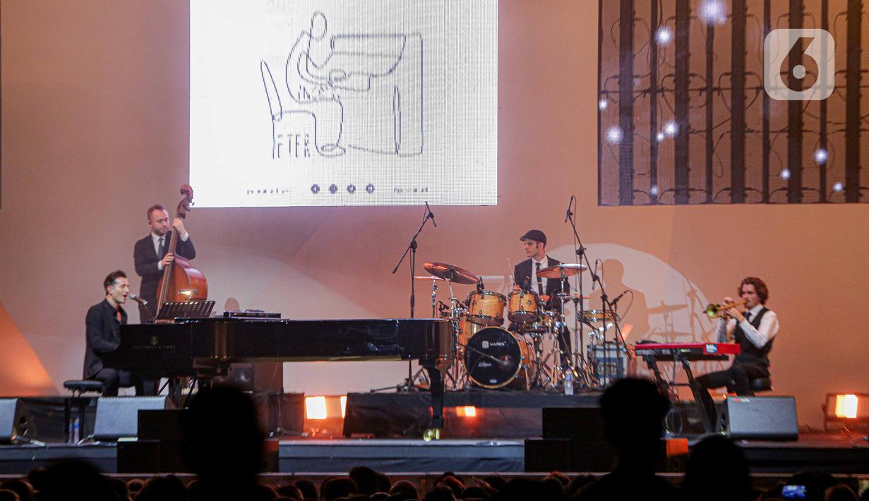 Lagu-lagu yang dilantunkan penyanyi jaz kenamaan, Peter Cincotti perlahan membius telinga penonton pada hari kedua Gelaran BNI Java Jazz Festival 2023. (Liputan6.com/Faizal Fanani)