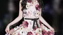 Saat Encore di Thailand, Jisoo nampak mengenakan mini dress berbordir bunga dengan detail belt hitam pitanya. @sooyaaa_