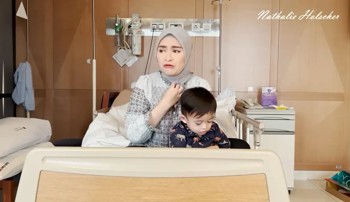 "Panasnya udah 39 dan ini pelajaran buat aku karena aku nggak tahu sama sekali, aku harus cerita ke siapa aku nggak tahu," kata Nathalie Holscher dengan suara tampak bergetar dilansir dari kanal Youtube Nathalie Holscher. [Youtube/NATHALIE HOLSCHER]