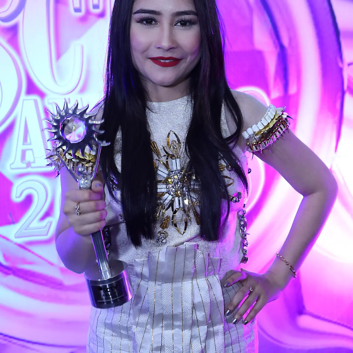 Pergantian Tahun Baru, Prilly Latuconsina Tutup Kuping di Rumah -  Entertainment Fimela.com