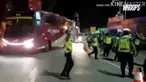 Hingga kini video ini jadi viral dan dibagikan para netizen lain.