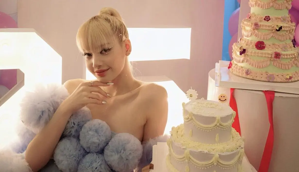 Dalam unggahannya, ia pun terlihat menggunakan busana yang begitu cantik dengan beberapa kue ulang tahun. Bahkan, angka 25 juga terlihat sebagai salah satu ornamen dekorasi pesta ulang tahunnya. (Liputan6.com/IG/@lalalalisa_m)