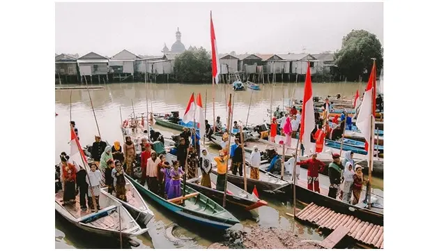 Warga Kecamatan Asemrowo menggelar semarak Sumpah Pemuda di wisata Sontoh Laut.