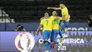 Timnas Brasil berhasil memastikan satu tempat di babak semifinal Copa America 2021 berkat kemenangan tipis 1-0 atas Chile. (AP/Silvia Izquierdo)