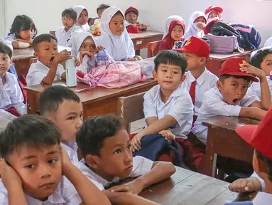 Sejumlah siswa bersiap mengikuti kegiatan berlajar pada hari pertama masuk sekolah di SDN Anyelir 1, Kota Depok, Jawa Barat, Senin (15/7/2024). (merdeka.com/Arie Basuki)