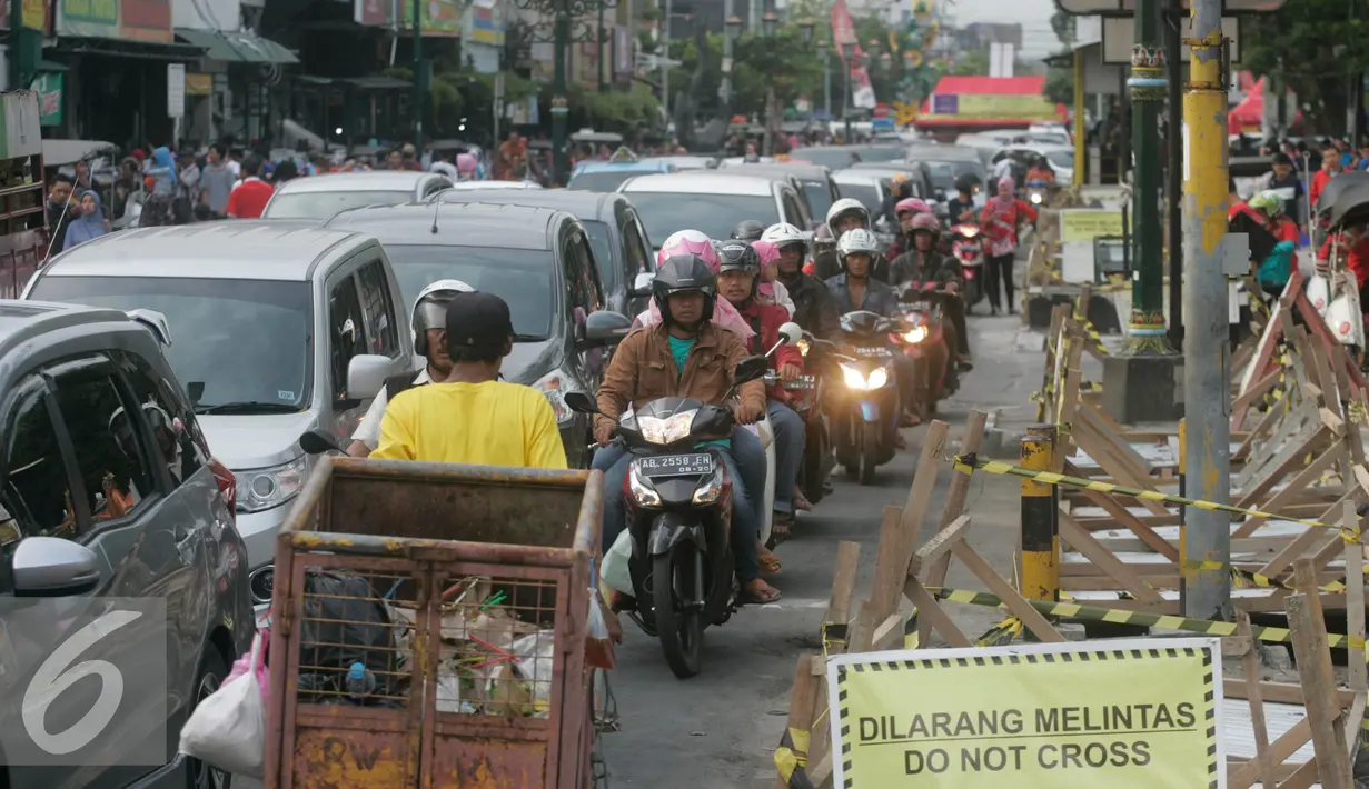 Sejumlah kendaraan bermotor tampak merayap memasuki Jalan Malioboro, Yogyakarta, Sabtu (9/7). Libur lebaran, Jalan malioboro di dominasi wisatawan dari luar kota. (Liputan6.com/Boy Harjanto)
