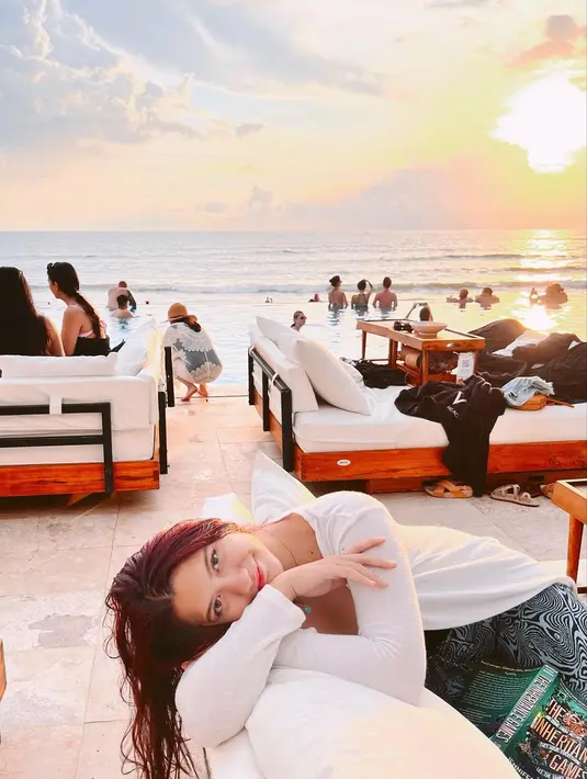 Terlihat nyaman, Cassandra Lee tampak betah berpose sambil meikmati detik-detik matahari membenamkan diri. (Liputan6.com/IG/@cassandraslee).
