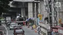 Kendaraan melintasi proyek pembangunan jalan layang atau Flyover Cakung, Jakarta, Kamis (2/7/2020). Proyek flyover berbiaya Rp261 miliar itu ditargetkan rampung pada Desember 2020 dan diharapkan mampu mengurai titik kemacetan akibat perlintasan sebidang. (merdeka.com/Iqbal S Nugroho)