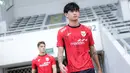 <p>Luke Xavier Keet memasuki lapangan saat latihan perdana Timnas Indonesia U-22 untuk SEA Games 2025 di Stadion Madya, Senayan, Jakarta, Selasa (11/11/2025). (Bola.com/Bagaskara Lazuardi)</p>