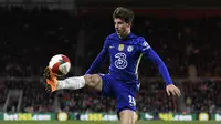 Mason Mount bisa dibilang menjadi salah satu pemain terbaik Chelsea pada musim ini. Penampilannya yang konsisten ditambah fleksibilitas sebagai pemain tengah, membuatnya menjadi pilihan utama Thomas Tuchel. Ia juga mampu berada di puncak daftar untuk sejumlah statistik Chelsea musim ini, termasuk gol terbanyak (10) dan assist terbanyak (15). Sejauh ini, Mount telah mencatatkan 48 penampilan di semua kompetisi dengan 3.377 bagamenit bermain. (AFP/Oli Scarff)