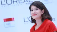 Lama vakum dari dunia yang membesarkan namanya, Dian Sastro mencoba bekerja sebagai orang kantoran. Sebagai selebriti, tidak sedikit yang meremehkan kemampuanya bekerja sebagai pegawai kantoran. (Adrian Putra/Bintang.com)