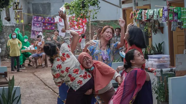 Adegan film Riuh yang disutradari Lola Amaria