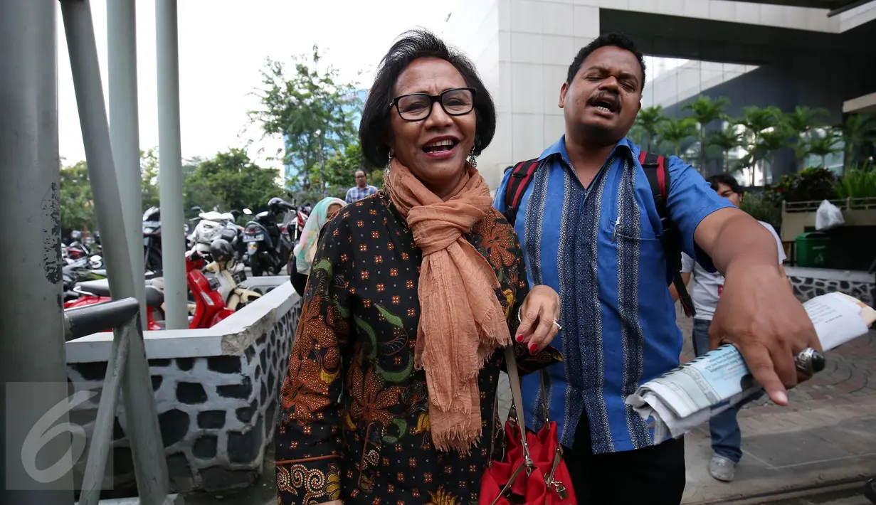 Kepala Bagian Sekretariat Komisi V DPR Prima MB Nuwa berusaha menghindari kejaran awak media usai diperiksa sebagai saksi di gedung KPK, Jakarta, Selasa (27/9). Pemeriksaan terkait penerimaan hadiah proyek di Kementerian PUPR. (Liputan6.com/Helmi Afandi)