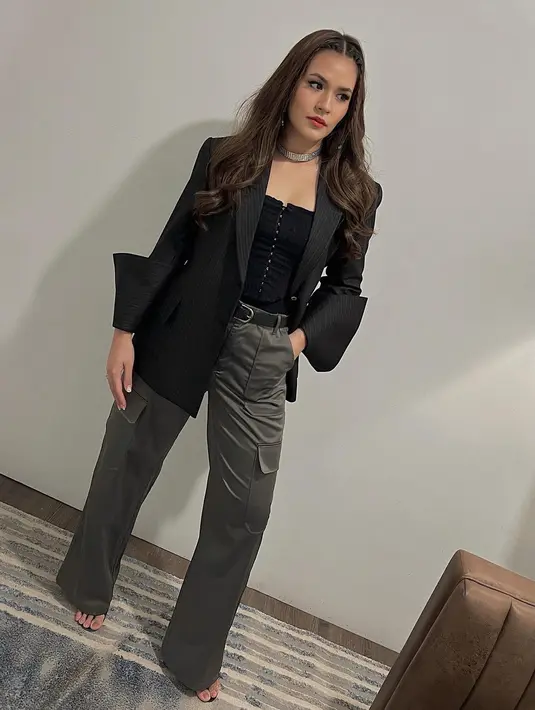 Blazer adalah outer terbaik untuk memberi kesan tampilan yang lebih menarik dan berkelas. Pilih blazer warna netral dan motif tidak mencolok agar bisa dipadukan outfit apapun. [Foto: IG/raisa8890].