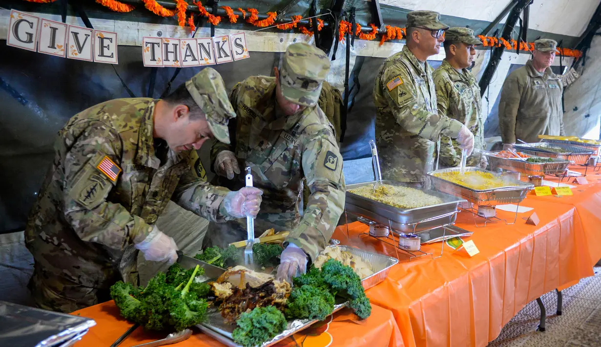 Tentara AS menyiapkan makan malam untuk merayakan Thanksgiving di perbatasan Donna, Texas, Kamis (22/11). Para tentara tetap merayakan Thanksgiving meski bertugas di perbatasan. (Senior Airman Alexandra Minor/U.S. Air Force/Department of Defense via AP)