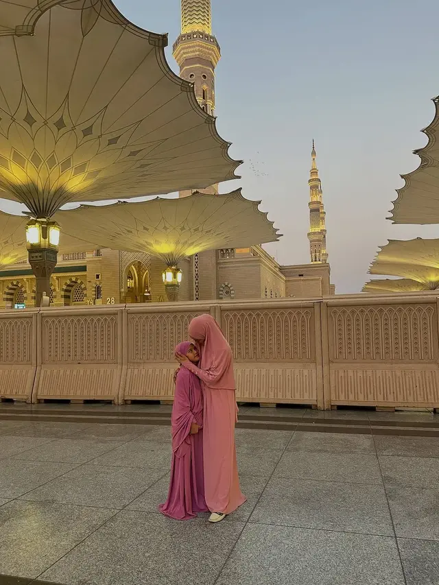 6 Potret Ririn Ekawati Umrah Bareng Putri Bungsu, Berharap Jasmine Abeng Bisa Turut Serta