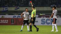 Pemain Bali United, Eber Bessa mendapatkan kartu merah dari wasit saat babak penyisihan Grup C Piala Presiden 2022 antara Persib Bandung melawan Bali United FC di Stadion Gelora Bandung Lautan Api, Bandung, Minggu (12/06/2022). (Bola.com/Bagaskara Lazuardi)
