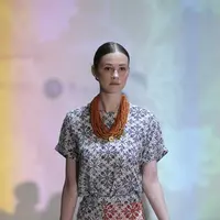 Koleksi kali ini, Batik Danar Hadi bersinergi dengan Yayasan Jantung Indonesia (YJI) untuk mensupport kampanye Go Red for Women. Credit: Daniel Kampua