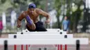 Atlet lari gawang Indonesia, Rio Maholtra, melakukan latihan jelang SEA Games 2019 di Stadion Madya, Jakarta, Senin (7/9). Selain sebagai atlet, Rio adalah seorang tentara yang bertugas mengawal Presiden. (Bola.com/M Iqbal Ichsan)