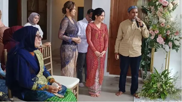 Indah Permatasari dan Nursyah sang ibu duduk bersebelahan ketika lamaran Sinta Mutiara