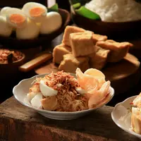 Ilustrasi ketoprak Betawi./Copyright shutterstock.com/g/AriyaniTedjo