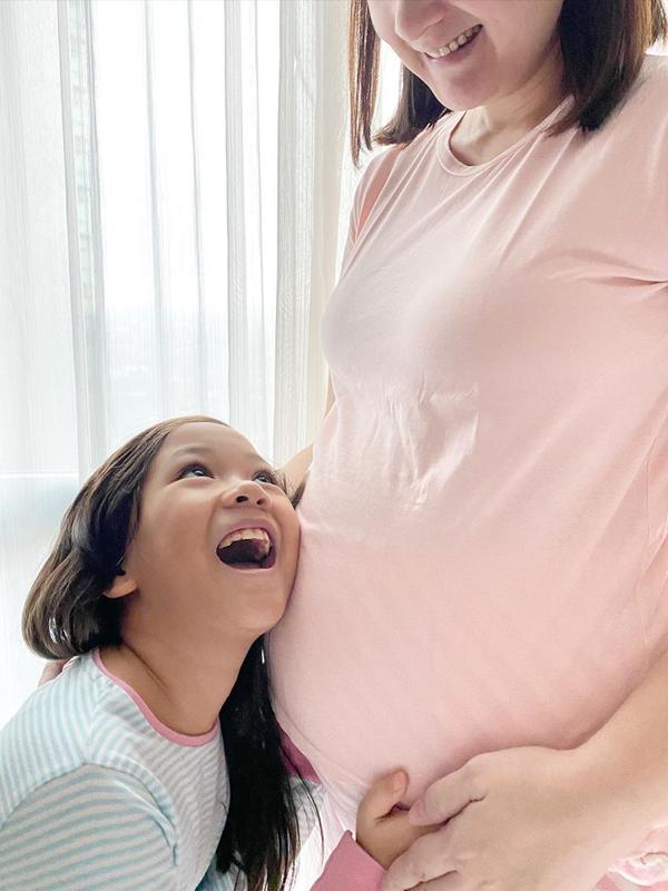 Usia kandungan anak keempat Mona Ratuliu sudah memasuki 6 bulan. (Sumber: Instargam/@monaratuliu)