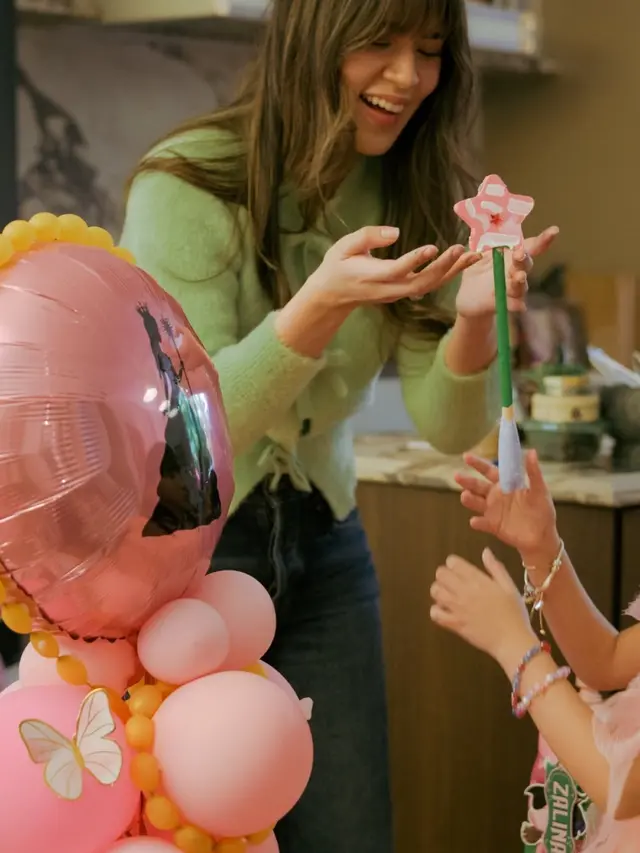 Raisa saat rayakan ulang tahun ke-7 Zalina pakai baju hijau. [@raisa6690]