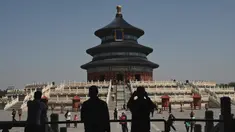 Orang-orang berjalan dalam Kuil Surga saat liburan Hari Buruh di Beijing, China, 2 Mei 2022. Hari Buruh pada umumnya dirayakan pada tanggal 1 Mei, dan dikenal dengan sebutan May Day. (Noel Celis/AFP)