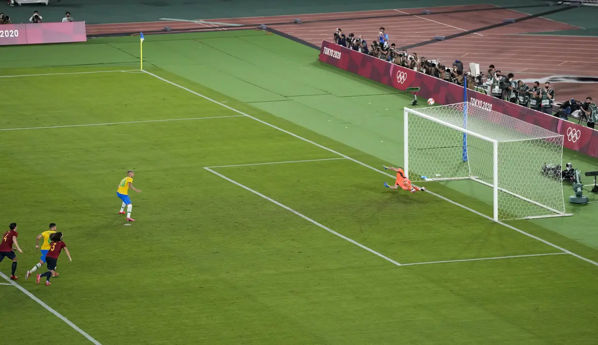 Pemain Brasil Richarlison gagal mengeksekusi tendangan penalti ke gawang Spanyol pada pertandingan final sepak bola putra Olimpiade Tokyo 2020 di Yokohama, Jepang, Sabtu (7/8/2021). Brasil menang 2-1. (AP Photo/Martin Mejia)