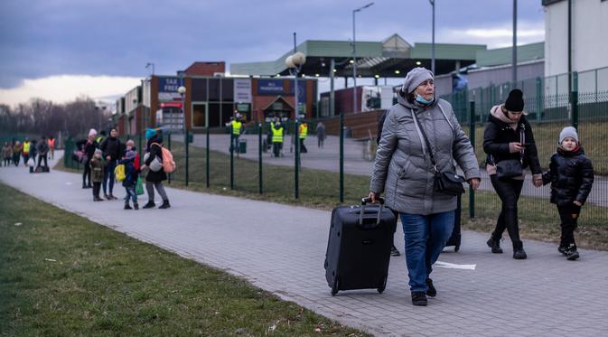 Pengungsi dari Ukraina tiba di perbatasan di Medyka, Polandia tenggara, pada 5 April 2022. Lebih dari 4,2 juta pengungsi Ukraina telah meninggalkan negara itu sejak invasi Rusia, kata PBB. (Wojtek RADWANSKI / AFP)