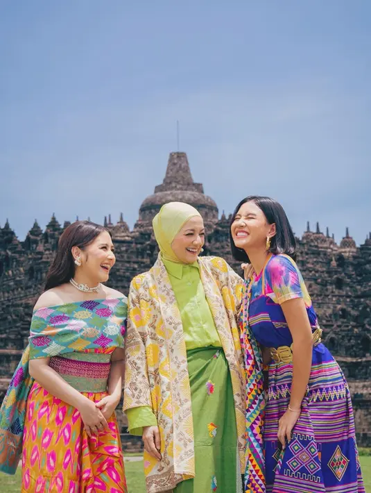 Prilly Latuconsina, Cut Mago dan Shenina Cinnamon tampak berfoto bersama. Sama dengan Prilly, mereka pun kompak mengenakan kain Nusantara dengan berbagai warna. (Liputan6.com/IG/@prillylatuconsina96)
