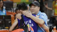 Pelatih China, Li Yongbo, memeluk Lee Chong Wei seusai partai final Olimpiade Rio de Janeiro 2016. Chong Wei harus mengubur mimpinya meraih medali emas setelah kalah dua gim dari Chen Long. (AP Photo/Kin Cheung)