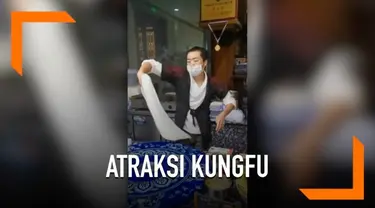 Seorang kungfu master menunjukkan kemampuannya melakukan gerakan tai chi sambil memutar adonan roti pirata. Aksi tersebut berlangsung di salah satu objek wisata di China.