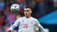 Pemain Spanyol Pedri mengontrol bola saat melawan Italia pada pertandingan semifinal Euro 2020 di Stadion Wembley, London, Inggris, 6 Juli 2021. Gelandang Barcelona ini jadi motor serangan Spanyol lewat 317 umpan sukses ke pertahanan lawan. (JUSTIN TALLIS/POOL/AFP)