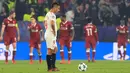 Pemain Sevilla, Wissam Ben Yedder bereaksi setelah Liverpool mencetal gol pada laga kelima Grup E Liga Champions di Stadion Ramon Sanchez Pizjuan, Rabu (22/11). Sempat unggul tiga gol, Liverpool kemudian justru diimbangi Sevilla 3-3. (AP/Miguel Morenatti)