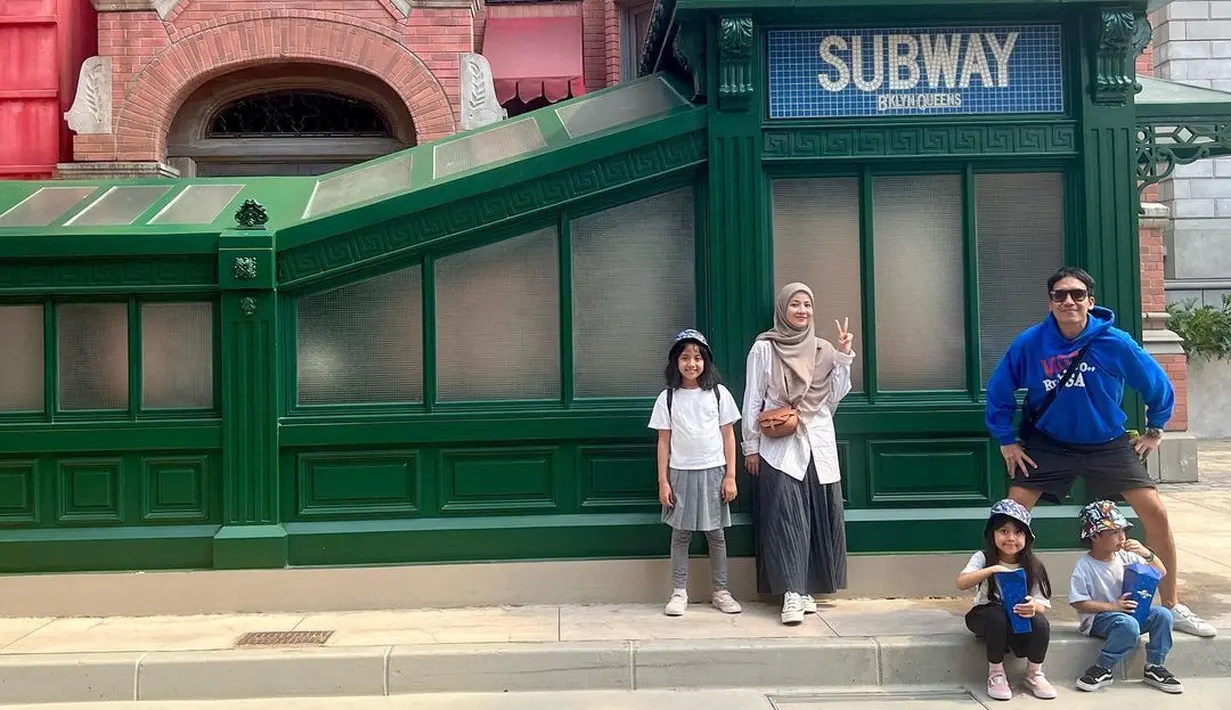Bukan kali ini saja Desta dan Caca kompak  demi sang buah hati. Seperti diketahui, setelah keduanya resmi cerai, Desta dan mantan istri membawa anak-anaknya liburan ke Malaysia dan Singapura. [Instagram/desta80s]
