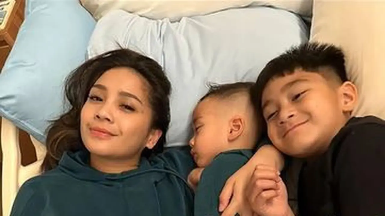 6 Potret Rafathar Peluk Rangkul Rayyanza Saat Sakit, Habis Rontgen Paru-Paru