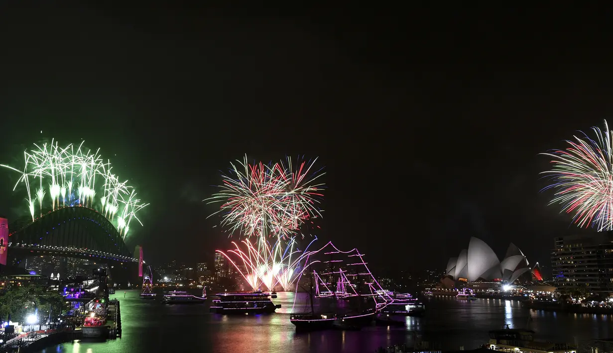 Kembang api meledak di Harbour Bridge dan Sydney Opera House, seperti yang terlihat dari Cahill Expressway selama perayaan Tahun Baru di Sydney, Rabu (1/1/2020). (Dean Lewins / AAP Images via AP)