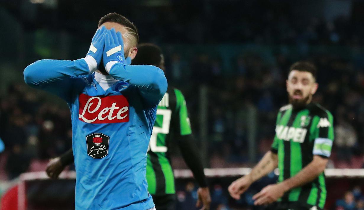 Pemain Napoli, Lorenzo Insigne menutup wajah saat gagal mencetak gol pada lanjuta liga Italia Serie A antara Napoli vs  Sassuolo di Stadion San Paolo, Naples, sabtu (16/1/2016). (AFP Photo/Carlo Hermann)