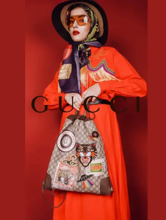 Bukan hanya satu busana, Tasya Farasya tampil dengan beragam outfit berbeda. Seperti yang satu ini, Tasya Farasya mengenakan dress orange, kerudung, dan tas punggung Gucci – Brown GG supreme Courier Soft Backpack Multiple Colors Beige yang dibanderol seharga Rp24,7 juta. (Instagram/tasyafarasya).