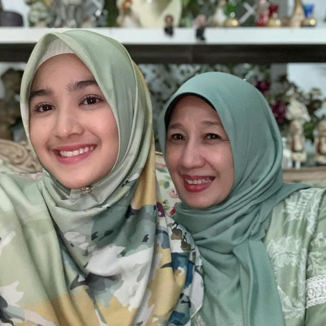 6 Potret Kebersamaan Cut Syifa dan Ibunda, Bak Kakak Adik