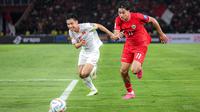 Striker Timnas Indonesia, Rafael Struick (kanan) beradu lari dengan kapten Vietnam, Do Hung Dung untuk mengejar bola pada laga Grup F kualifikasi Piala Dunia 2026 Zona Asia di Stadion Utama Gelora Bung Karno (SUGBK), Senayan, Jakarta, Kamis (21/3/2024). (Bola.com/Bagaskara Lazuardi)
