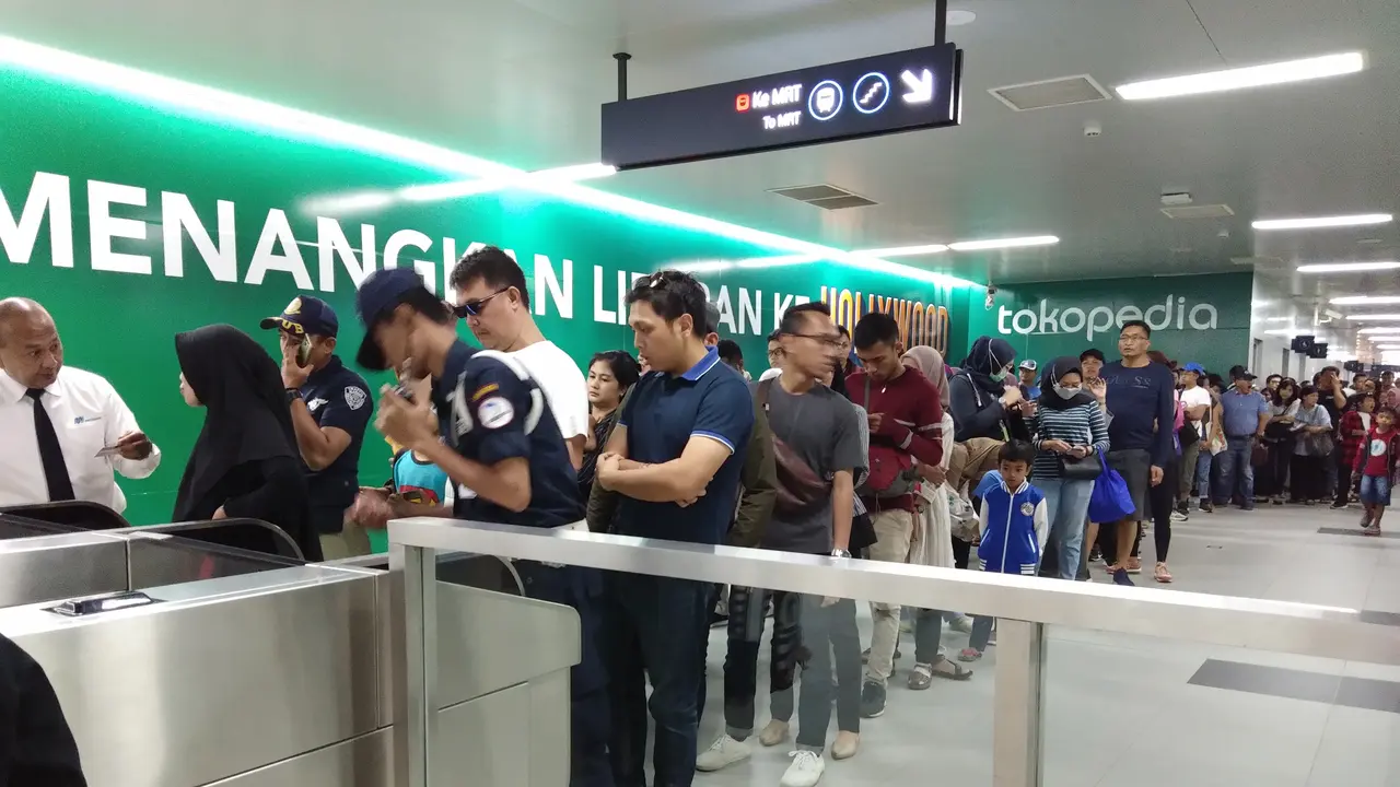 Hari Libur dimanfaatkan sejumlah warga di Jabodetabek untuk menikmati Moda Raya Terpadu (MRT) Jakarta. (Liputan6.com/Ady Anugrahadi)