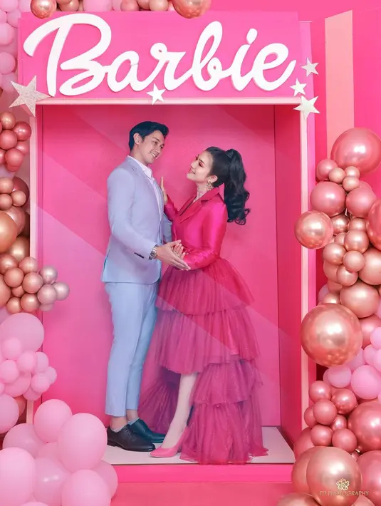 Tak sedikit pula netizen yang memuji penampilan pasangan selebriti ini di media sosial. Terlebih, keduanya juga memperlihatkan kemesraan saat menjalani pemotretan bertema Barbie. (Liputan6.com/IG/@felicyangelista_)