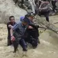 Orang nomor satu di Kabupaten Labura tersebut tergelincir ke dalam sungai berarus deras saat melewati jembatan darurat yang terbuat dari bambu. Dalam video berdurasi 1 menit 19 detik yang beredar, Kharuddin tampak hendak menyeberangi titi darurat.