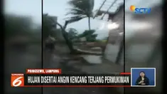 Lima rumah rusak parah akibat angin kencang di Pringsewu, Lampung. Meski tidak ada korban jiwa, namun angin kencang membuat warga panik menyelamatkan diri.