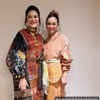 Ulos yang dikenakan oleh Kahiyang Ayu dibuat menjadi dress dengan detail lengan panjang balonnya. @melahyarlyfe