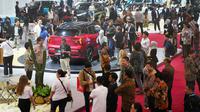 GJAW 2025 juga menyuguhkan beragam aktivitas gaya hidup otomotif, hiburan langsung, hingga penawaran atau program spesial. Tampak dalam foto, pengunjung melihat kendaraan saat Gaikindo Jakarta Auto Week (GJAW) 2025 di Tangerang, Banten, Jumat 21 November 2025. (AP Photo/Tatan Syuflana)