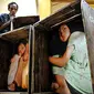 Seorang pria mengangkut box kampanye penghentian kekerasan terhadap anak di Jakarta.(Antara)