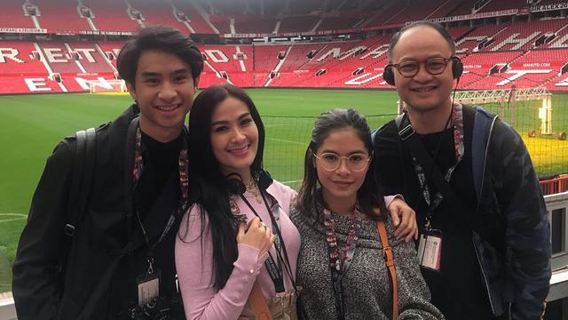 6 Potret Mesra Iis Dahlia dan Suami dari Awal Menikah Hingga Sekarang, Romantis